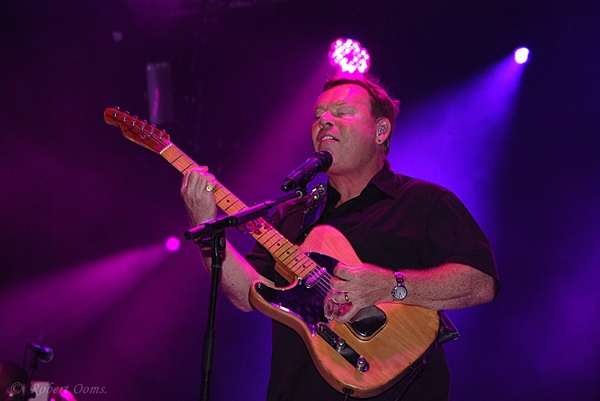 Genk on stage - Ali Campbell  UB40 (7)