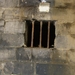 venstertje van de oude gevangenis, waar de mensen geboeid werden 