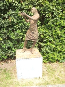 43-Bronzen beeld-Het meisje-v.Edward Vandaele