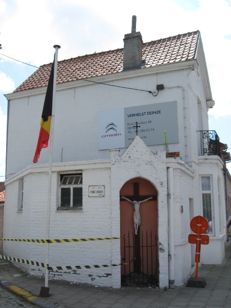 Een kapelletje op de hoek van een straat in Meigem
