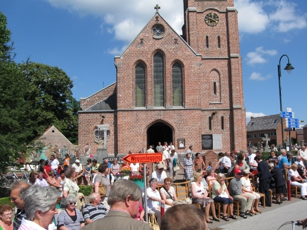 Het volk van Meigem en omstreken wacht op een kerkstoel naar de processie