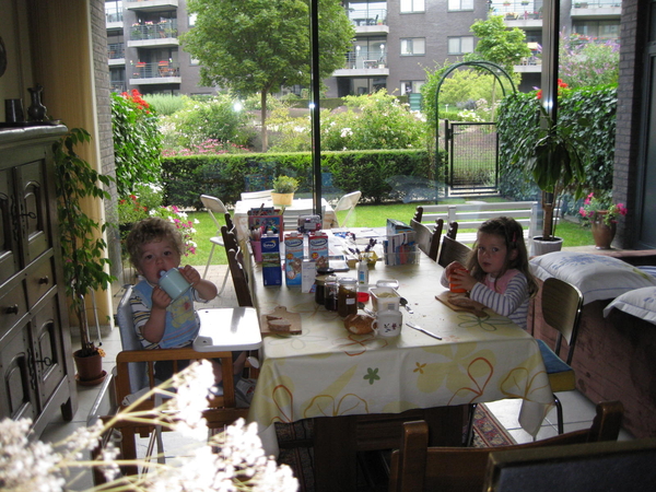 14) Kindjes samen aan tafel