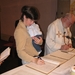 04) Marijke en de pastoor handtekenen