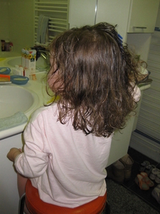 06) Jana in badkamer op 18 juni