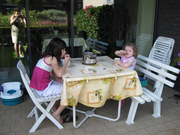 03) Sarah en Jana eten soep op terras op 6 aug.