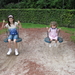 07) Sarah en Jana in schommel op speeltuin op 7 aug.