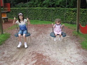 07) Sarah en Jana in schommel op speeltuin op 7 aug.