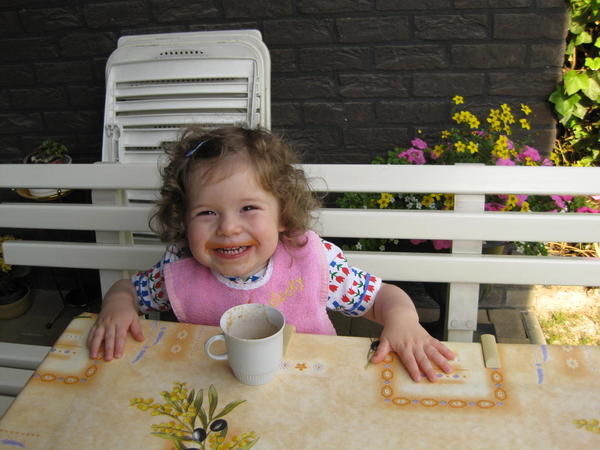 22) Jana drinkt soep aan terrastafeltje - zond. 31 mei