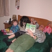 06) 2008-12-27 Jana en Sarah met lectuur naast Pepee