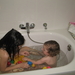20) 2008-12-27 Jana en Sarah spelen in bad