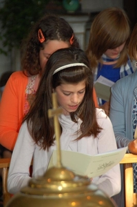 07) Sarah leest voor in kerk