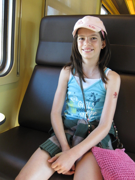 03) Sarah (1) op trein nr. A'pen op 19 aug.