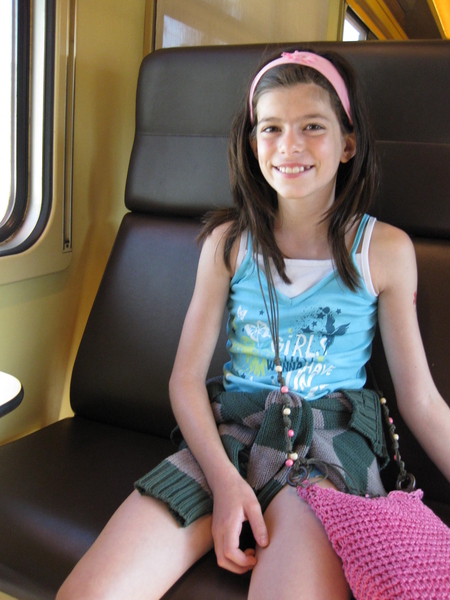04) Sarah (2) op trein nr. A'pen op 19 aug.