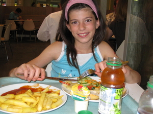 06) Sarah (1) aan 't eten in Zoo v. A'pen