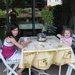 03) Sarah & Jana aan tafel op terras op 6 aug.
