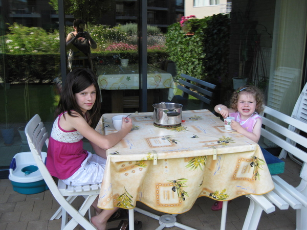 03) Sarah & Jana aan tafel op terras op 6 aug.
