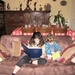 02) Jana en Sarah met lectuur in de zetel