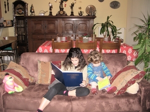 02) Jana en Sarah met lectuur in de zetel