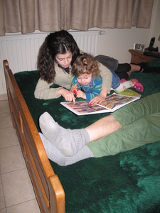 03) Jana en Sarah met lectuur op bed