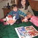 04) Jana en Sarah met poppen op 't bed