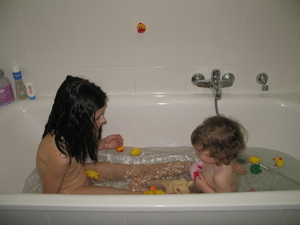 11) Jana en Sarah in 't grote bad