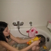 12) Sarah helpt washandje aan hand Sarah steken