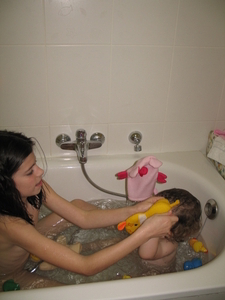 12) Sarah helpt washandje aan hand Sarah steken