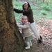 02) Sarah & Jana tegen de boom