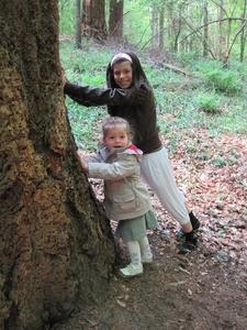 02) Sarah & Jana tegen de boom
