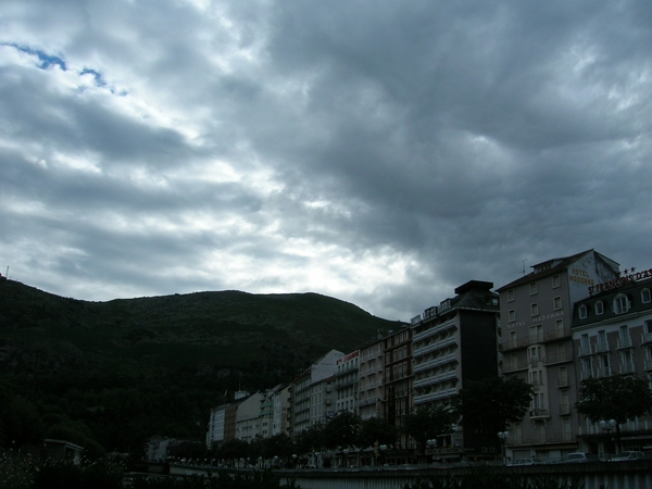 Zware wolken boven Lourdes