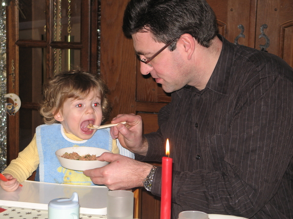01) 2008-12-25 Kerstmis. Wim geeft eten aan Jana