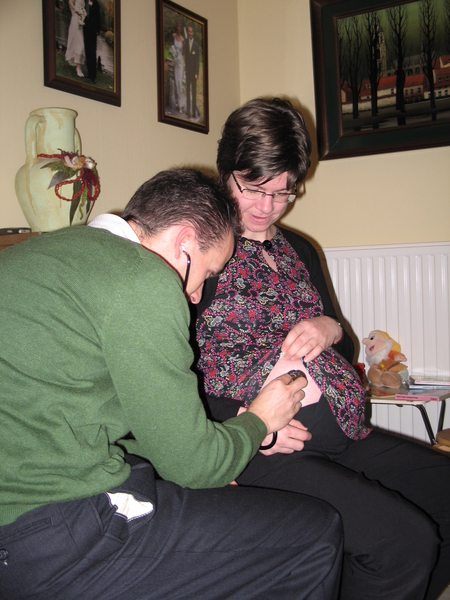 09) 2008-12-25 Gert met stetoscoop aan buik Marijke