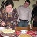 01) 2009-01-01 Memee snijdt de taart aan V.&W. kijken