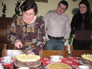 01) 2009-01-01 Memee snijdt de taart aan V.&W. kijken