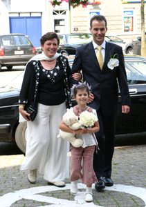 04) Moeder & zoon & bruidsmeisje (Sarah) nr. de kerk