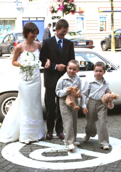 05) Vader & dochter met bruidsjongens nr. de kerk