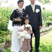 21) Moeder & zoon & bruidsmeisje in de tuin