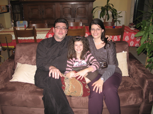 14) Sarah tussen papa en mama in de zetel