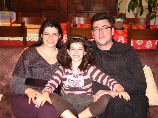 20) Sarah met gekruiste benen tuss. papa en mama