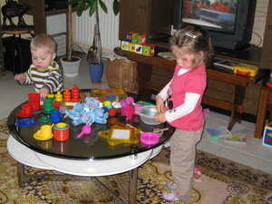03) Kindjes aan salontafel op 18 juni