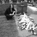 stephanie op het kerkhof bij bomma 5 aug 2011