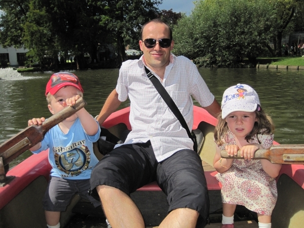 34) Papa met kindjes in boot