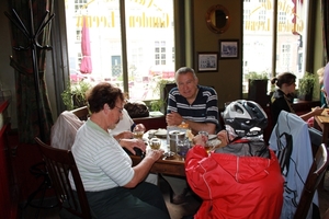 De groep in een historisch café (2)