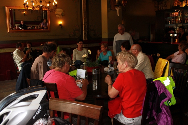 De groep in een historisch café