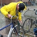 Willy controleert de fiets van Gilbert