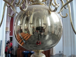 Spiegelbeeld op kroonluchter in de Stevenskerk