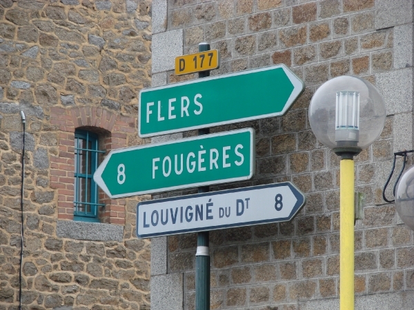 Landan se trouve prs de/dicht  bij Fougres