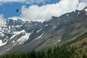 Helikopter hulp in de bergen