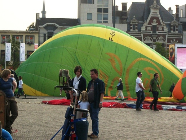 031-Opstelling van 40 warmeluchtballons
