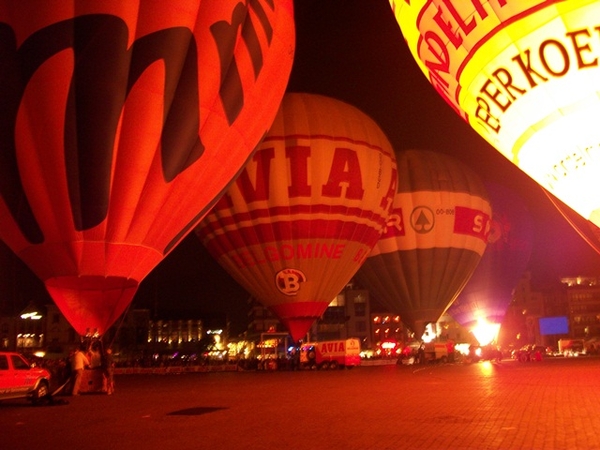 216-Lantaarnballonballet met 9 heteluchtballons